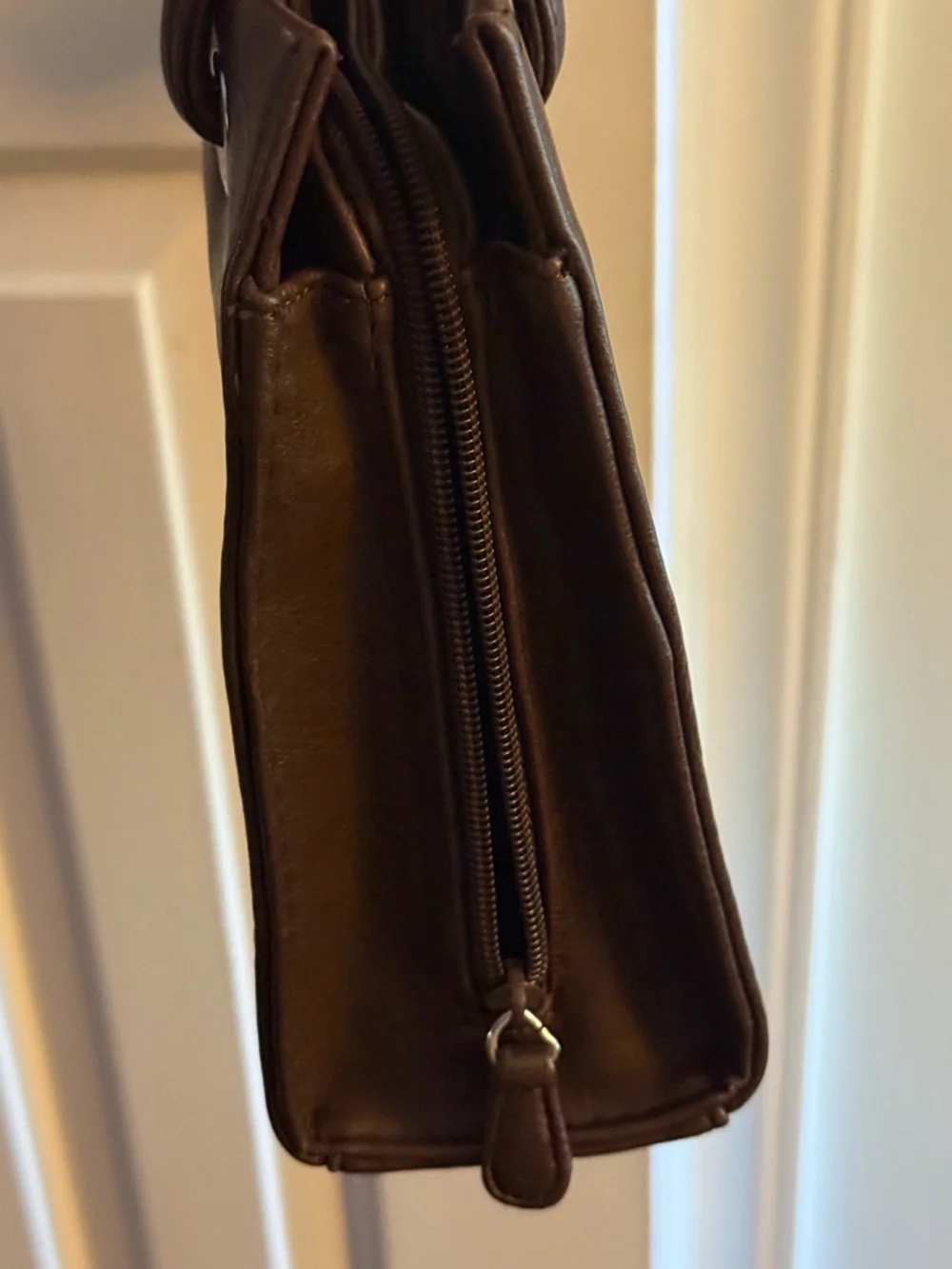 Sag Harbor Classic Brown Leather Shoulder Bag - Picture 3 of 5